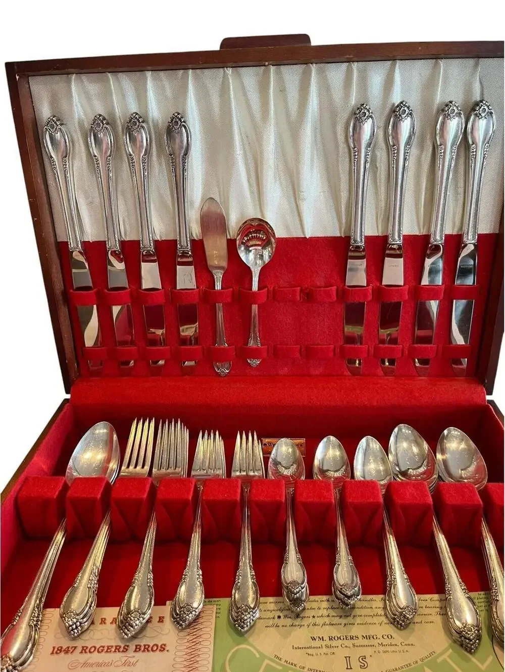 1847 Rogers Bros IS Remembrance 5 pc setting, Service for 8 Silverplate 48 pc